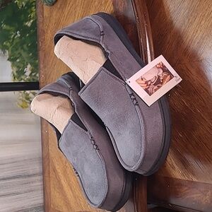 New with tags! Zizor Mens 11 memory foam loafer suede dark gray slippers